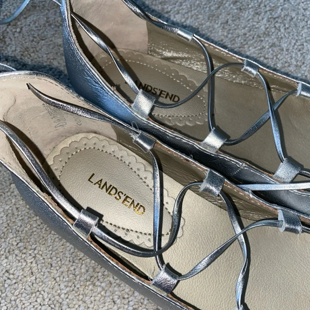 Lands' End kids Girls Size 2 Metallic‎ Silver Ballet Flats lace up - Picture 8 of 13